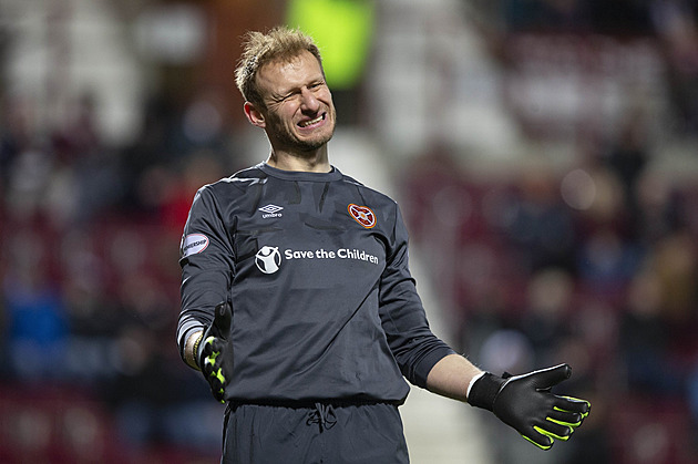 Dostal pěstí od fandů, přišel o práci, neboť se zastal Kúdely. Zlámal věští titul Hearts