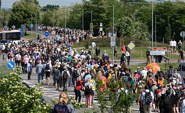 Lidé si pochodem připomínají vyhnání Němců. Znavené účastníky sbírá autobus