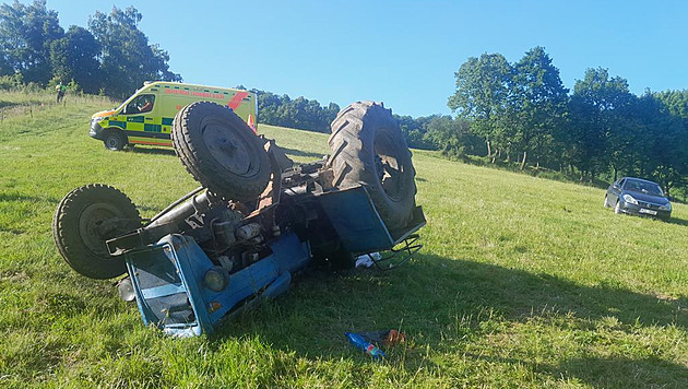 Na seniora se převrátil traktor, způsobil mu devastující zranění