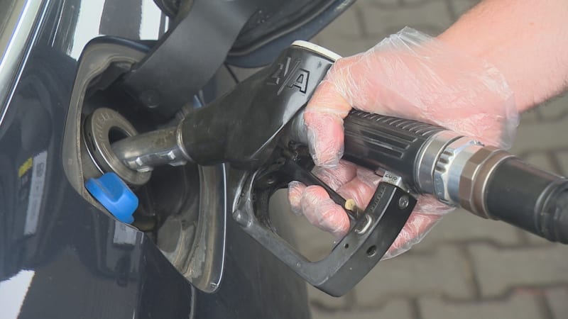 Častá chyba řidičů při tankování se může pořádně prodražit. Problém hrozí hlavně v létě