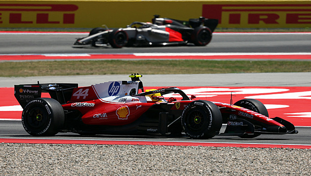 F1 ONLINE: V Barceloně vede Hamilton před mercedesy, pomohl mu safety car