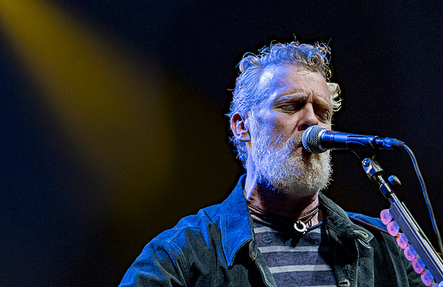 Zemřel Glen Hansard, irský zpěvák spojený s Českem. Havaroval na motorce
