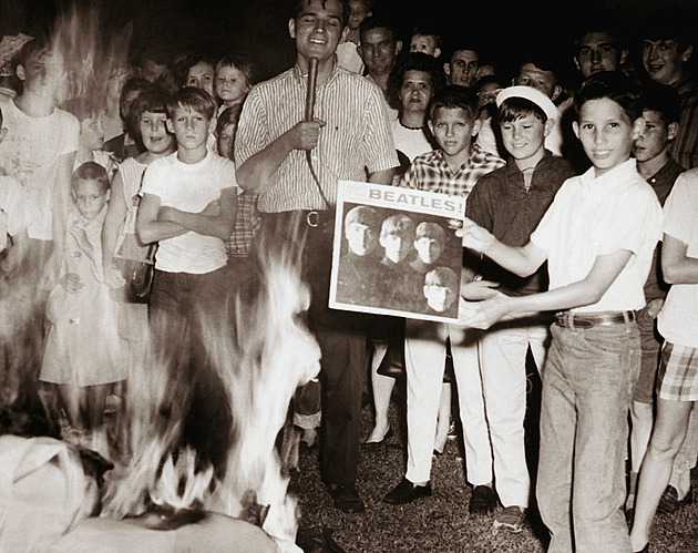 „Jsme slavnější než Ježíš.“ Lennonovi ujel jazyk a Amerika pálila desky Beatles