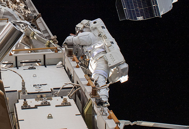 Trpí kosti, ucpe se nos, máte zrakové iluze. Co udělá pobyt v kosmu s lidským tělem